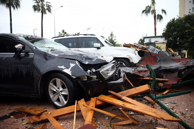 Mersin'de fırtına: 12 katlı binanın çatısı uçtu - Resim: 1