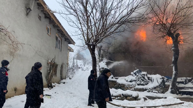 Bilecik'te ev yangını: 1 ölü, 2 yaralı - Resim: 1