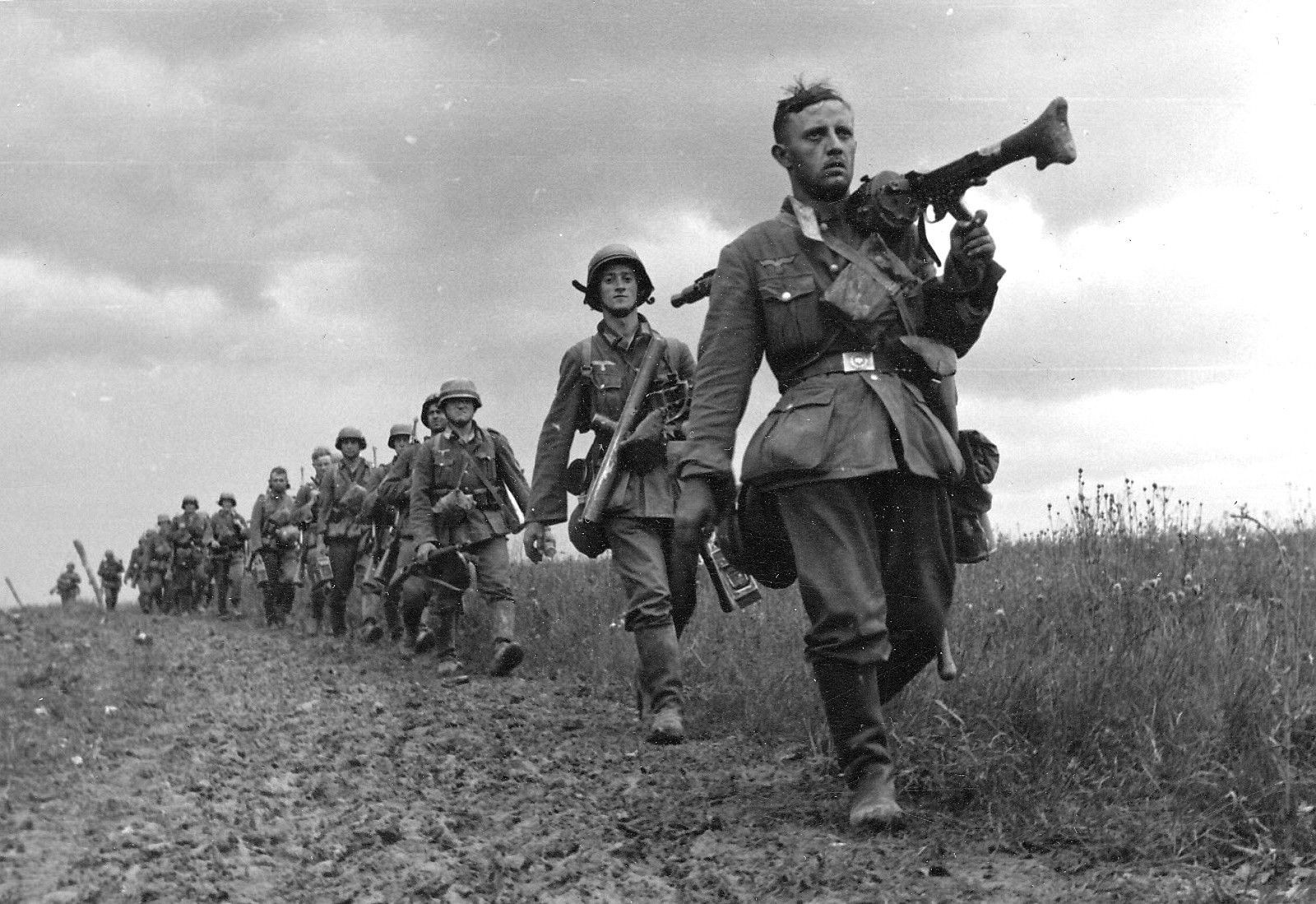Западный фронт германии второй мировой войны. Армия вермахта в 1941. Солдаты вермахта на марше. Наступление пехоты вермахта 1941.