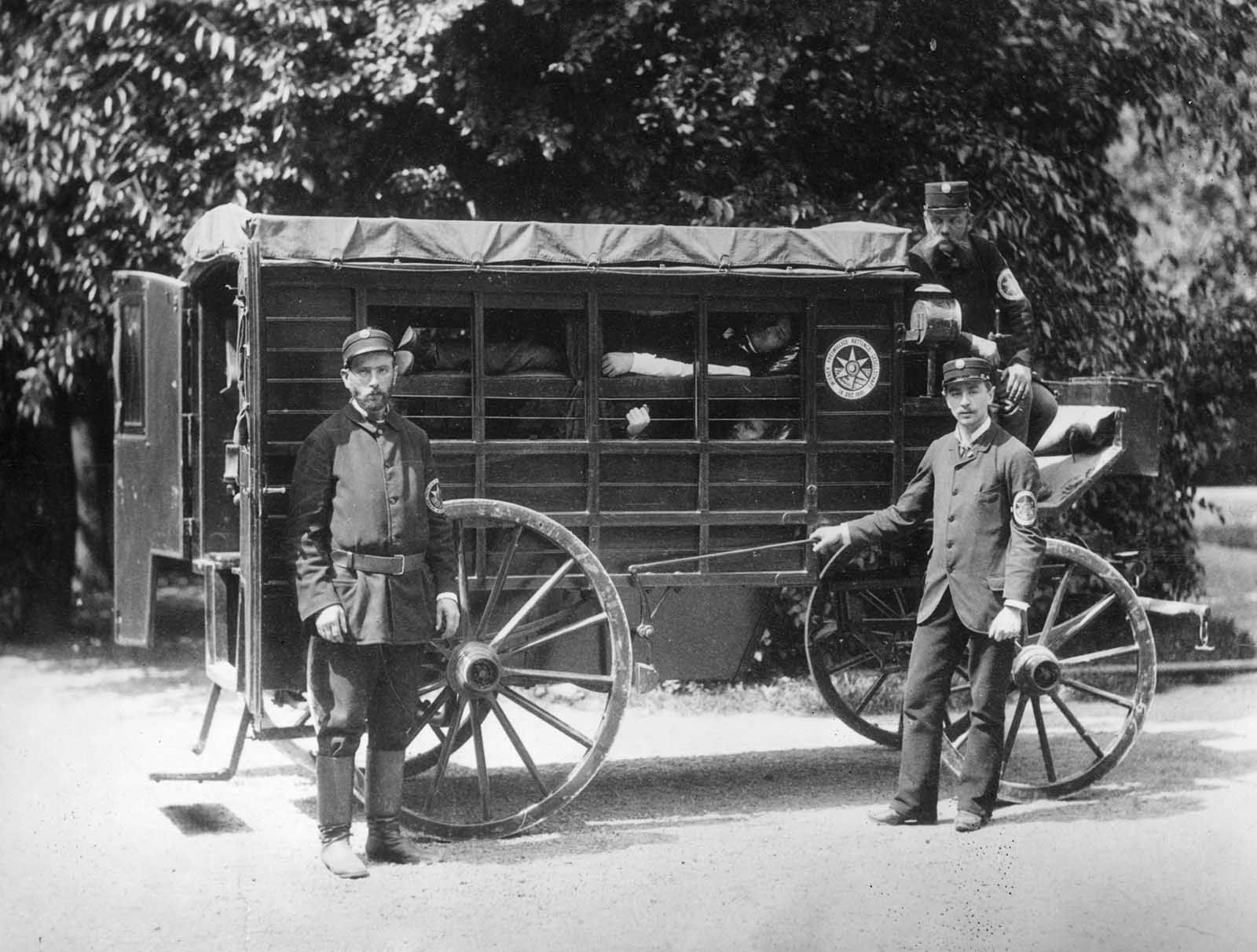 Первая станция скорой помощи. Первая санитарная карета Боткина. Боткин санитарная карета. Первая станция скорой помощи в России. Карета скорой помощи в Москве в 1898 году.