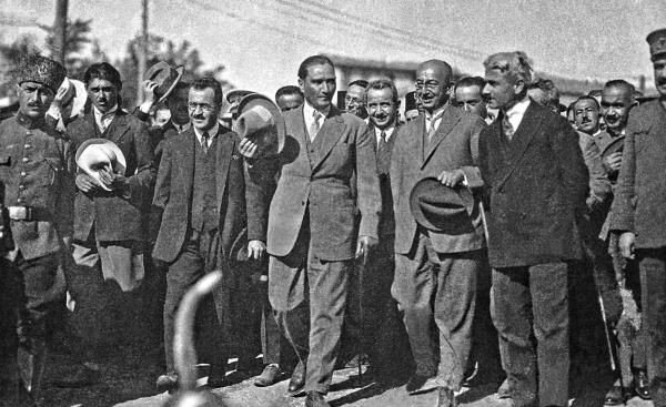 Atatürk hangi filmi izledikten sonra ‘Hayatımda hiç bu kadar gülmedim’ dedi? - Resim: 10
