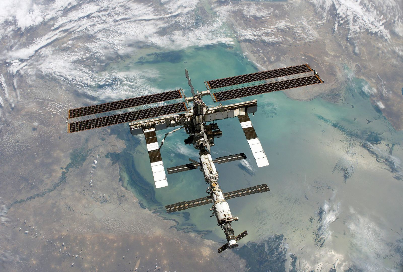 Rus füzesinin enkazıyla çarpışmaktan korkan astronotlar, yörüngede kaçış manevrası yaptı - Resim: 8