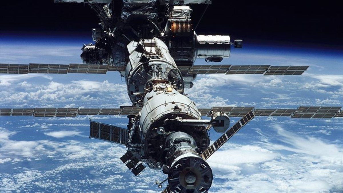 Rus füzesinin enkazıyla çarpışmaktan korkan astronotlar, yörüngede kaçış manevrası yaptı - Resim: 9
