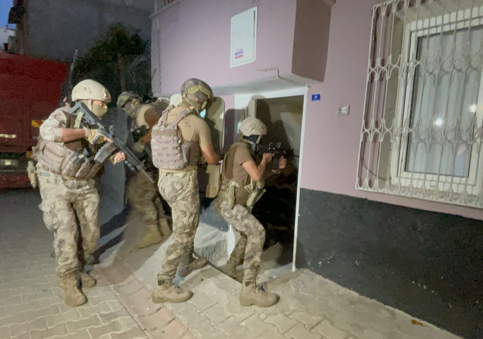 Adana'da PKK/KCK operasyonu: Seyhan Belediye Başkan Yardımcısı gözaltına alındı - Resim: 4