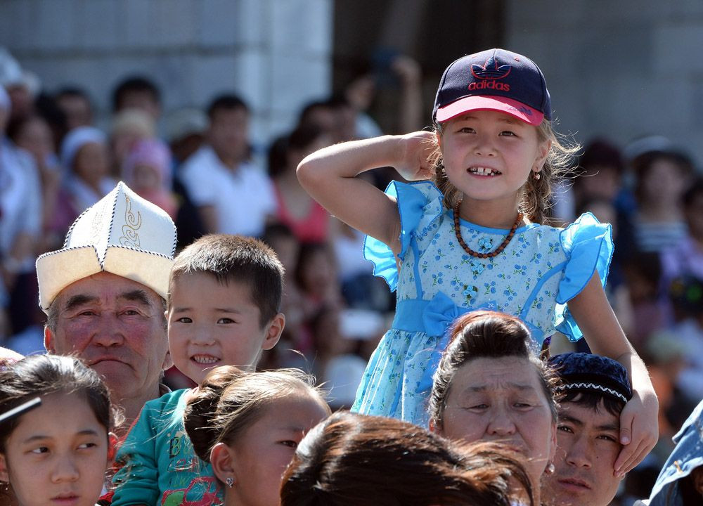Население киргиз. Кыргызстан народ. Кыргызстан жители. Киргизия население. Бишкек народ.