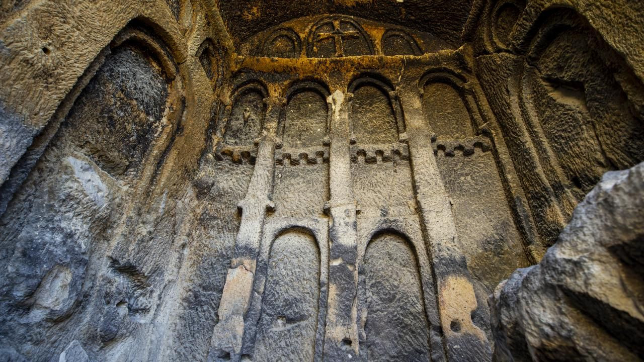 Kaya yerleşimi içerisinde bulunuyor! İşte tarihi dokusuyla dikkat çeken Mahkemeağcin köyü - Resim: 1