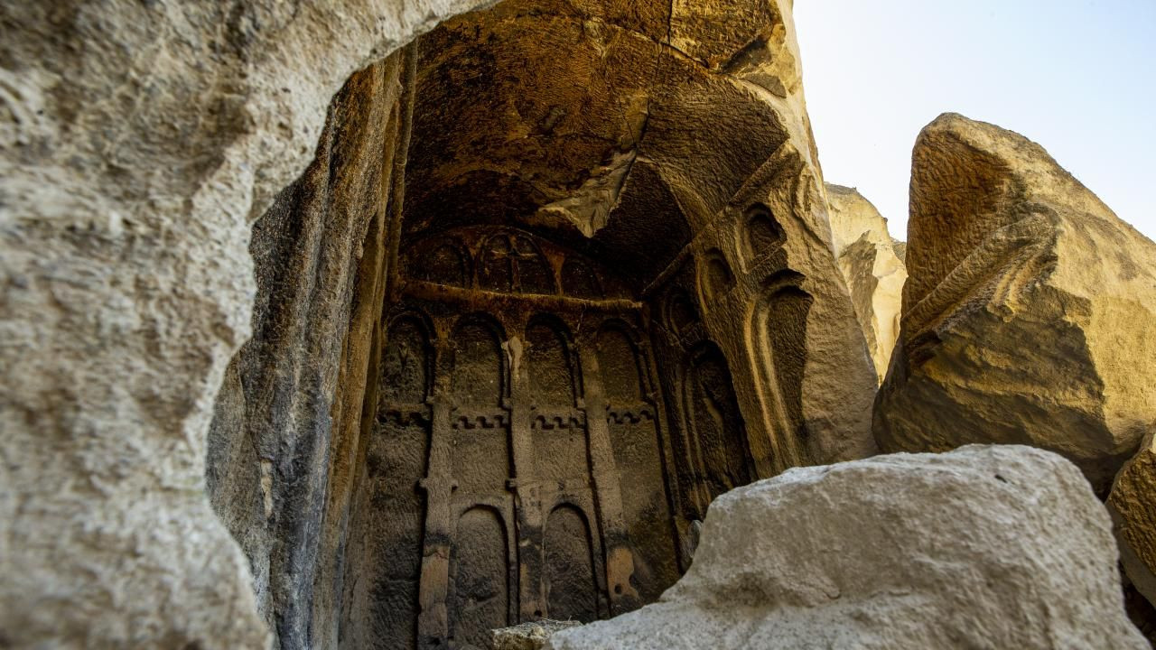 Kaya yerleşimi içerisinde bulunuyor! İşte tarihi dokusuyla dikkat çeken Mahkemeağcin köyü - Resim: 2