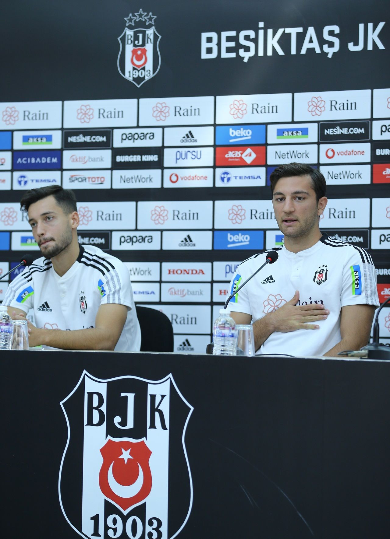 Beşiktaş'ta genç transferler basına tanıtıldı