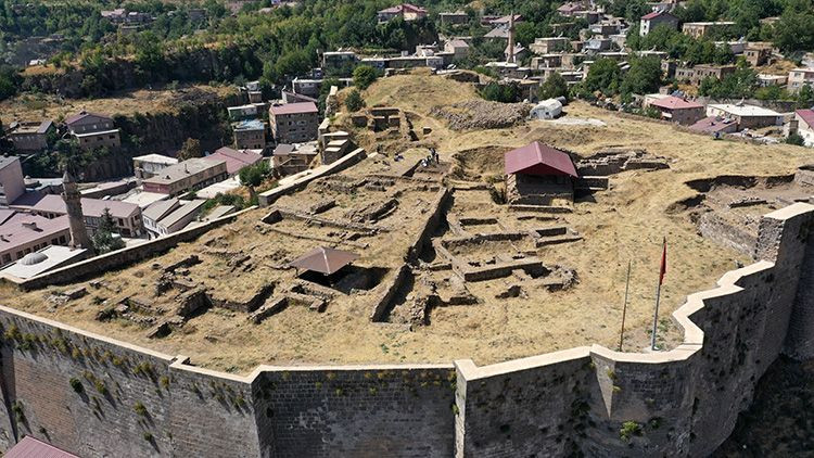 Bitlis Kalesi'nde ortaya çıkarılan konut kalıntıları heyecan yarattı - Resim: 3