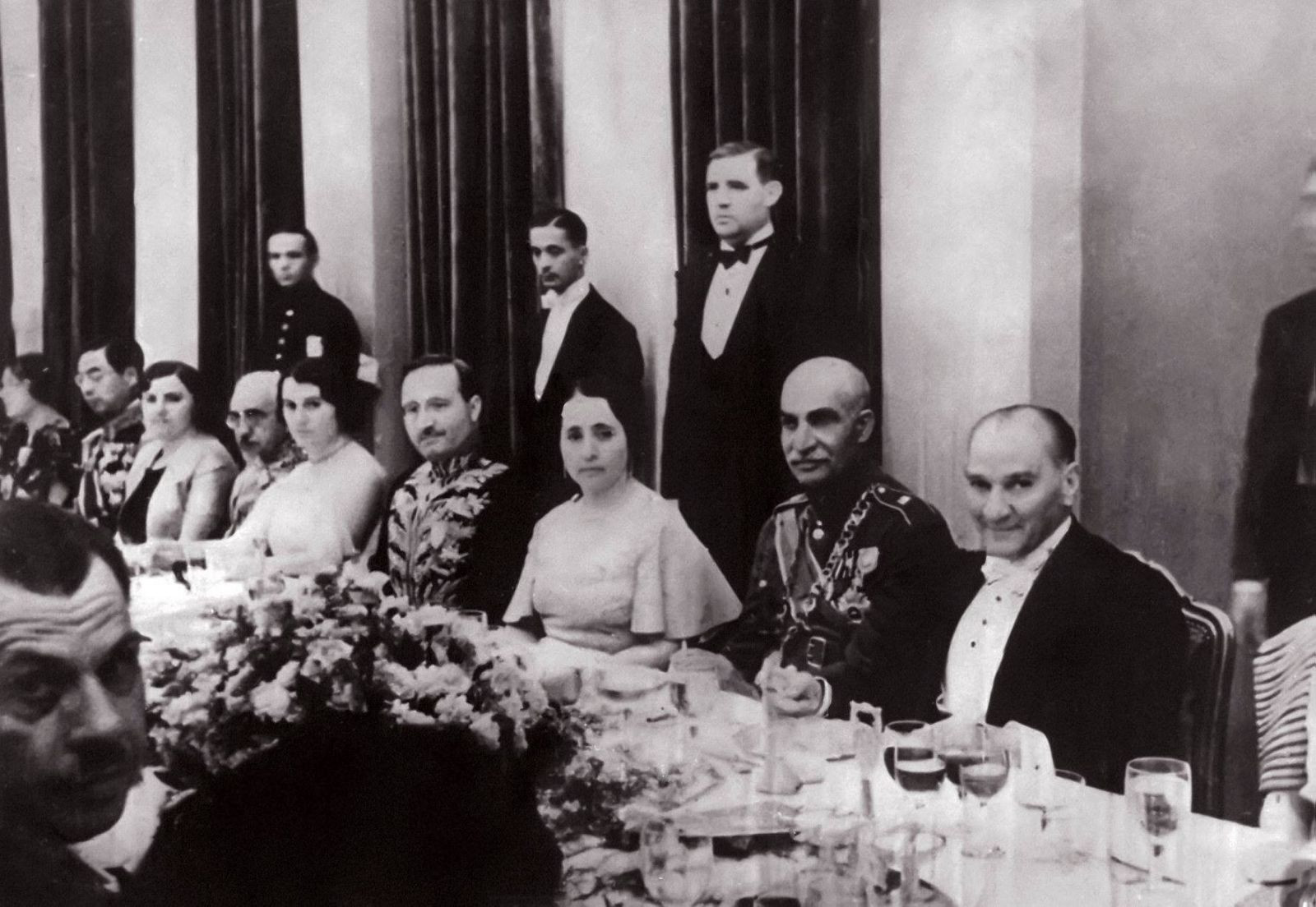 "Bu karede 32 kral 62 cumhurbaşkanı var" deniyordu... O fotoğrafın hikayesi ortaya çıktı! İşte Atatürk'ün yemek fotoğrafının gerçek hikayesi - Resim: 8