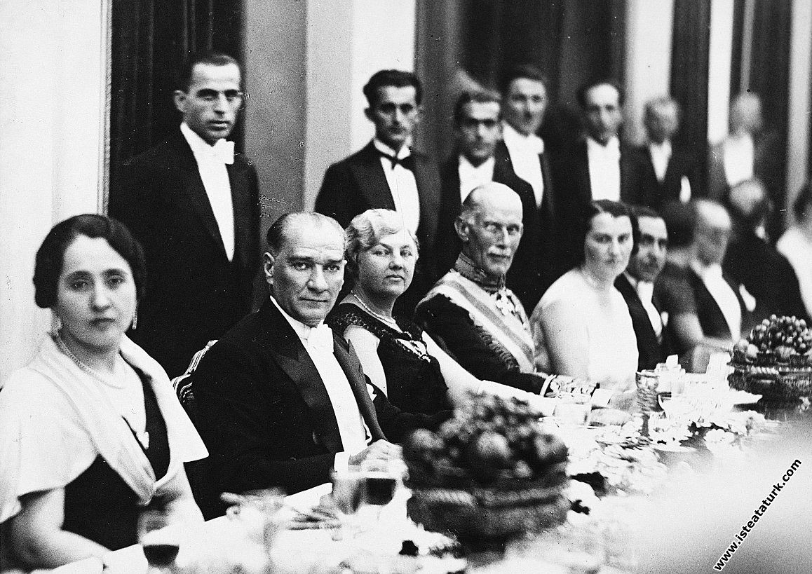 "Bu karede 32 kral 62 cumhurbaşkanı var" deniyordu... O fotoğrafın hikayesi ortaya çıktı! İşte Atatürk'ün yemek fotoğrafının gerçek hikayesi - Resim: 7