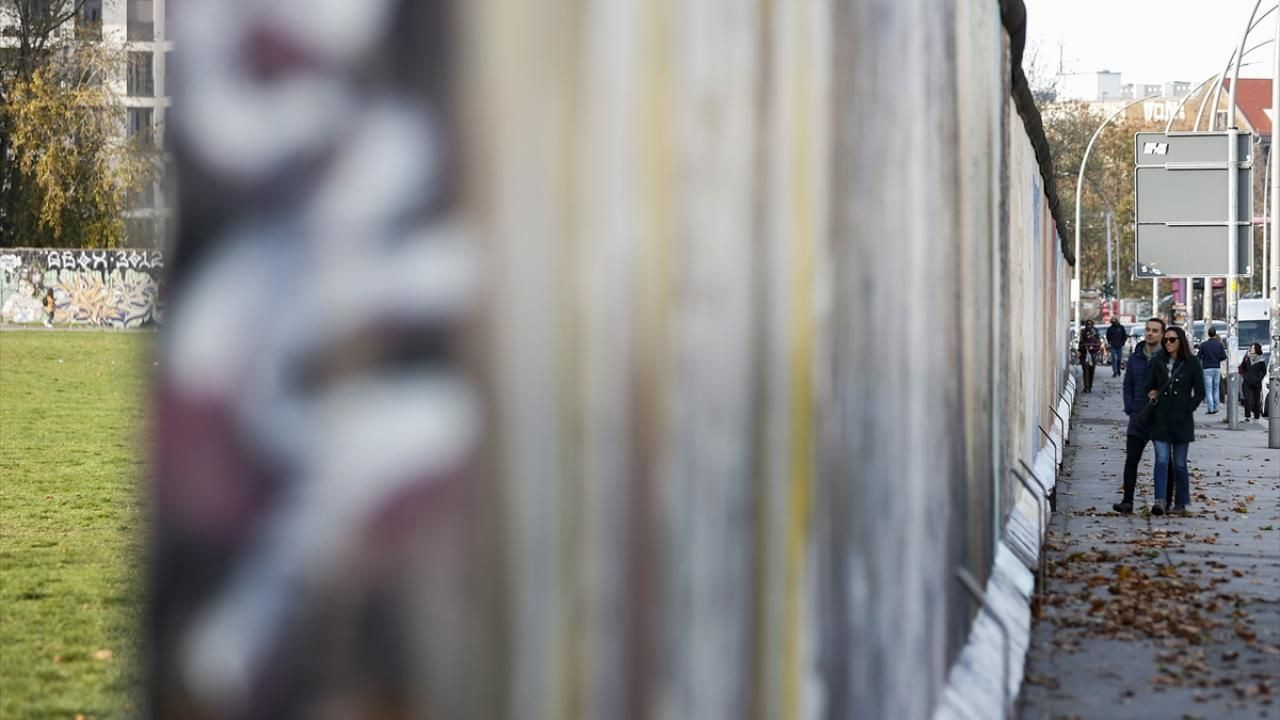 Berlin duvarı 33 yıl önce bugün yıkıldı