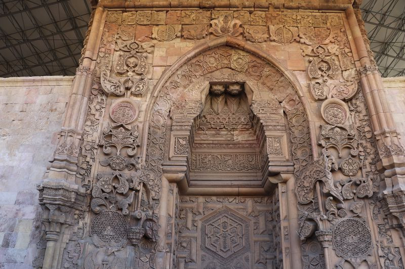 Sanatla matematiğin yoğrulduğu eser: Divriği Ulu Cami ve Darüşşifası - Resim: 8