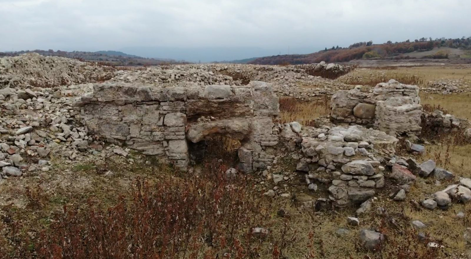 Su seviyesi düştü! Bin 500 yıllık hamam ve kilise kalıntıları ortaya çıktı - Resim: 1