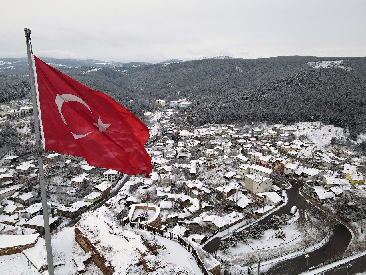 Karadeniz'de kar yağışı: Kartpostal gibi manzaralar oluştu - Resim: 3