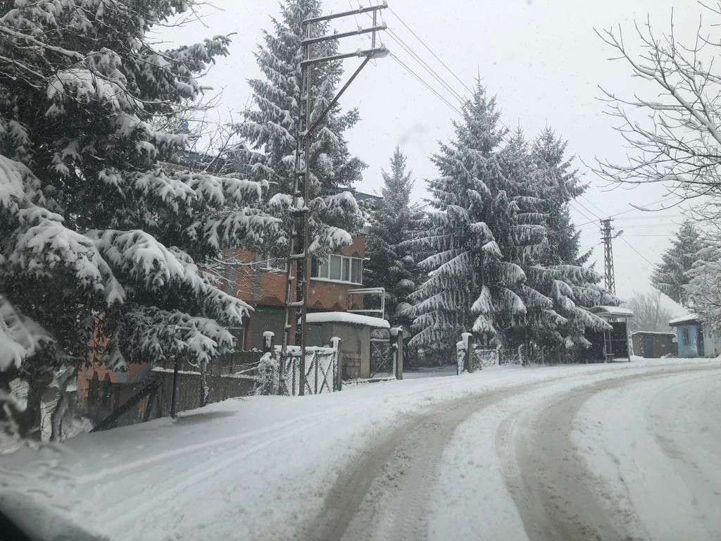 Karadeniz'de kar yağışı: Kartpostal gibi manzaralar oluştu - Resim: 10