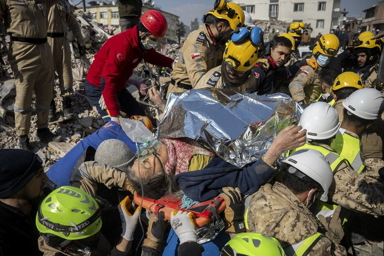 Хатая турция. Спасение людей из под завалов. Кадры землетрясения в Турции. Спасенные Турция спасенные.