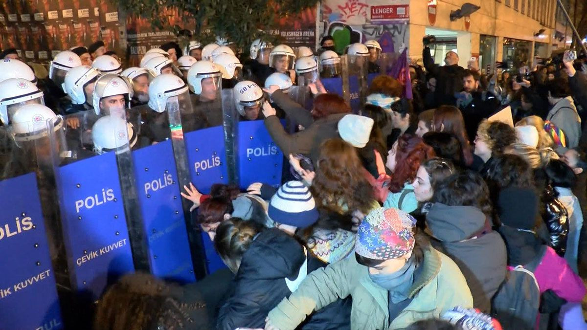 Yasağa rağmen zorla Taksim'e yürümek isteyen kadınlara gözaltı - Resim: 4
