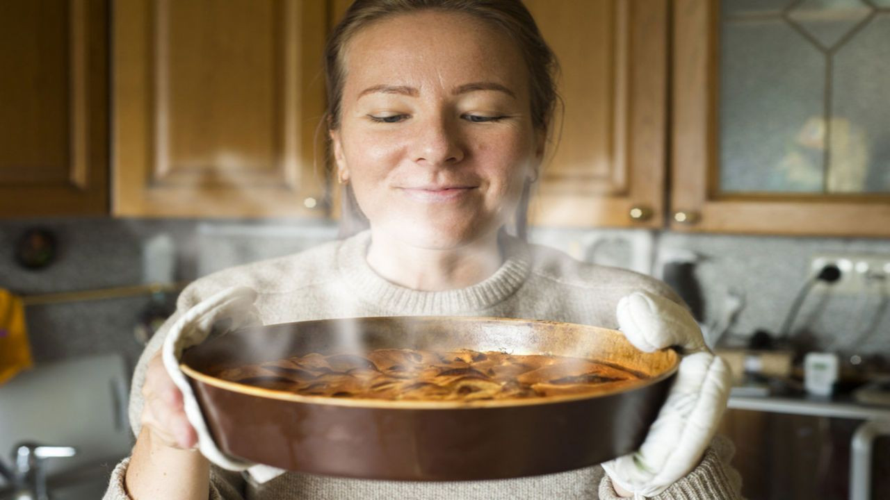 Запахло едой. Запах еды. Человек ест муку. Food Odor. Terrible Cooking.