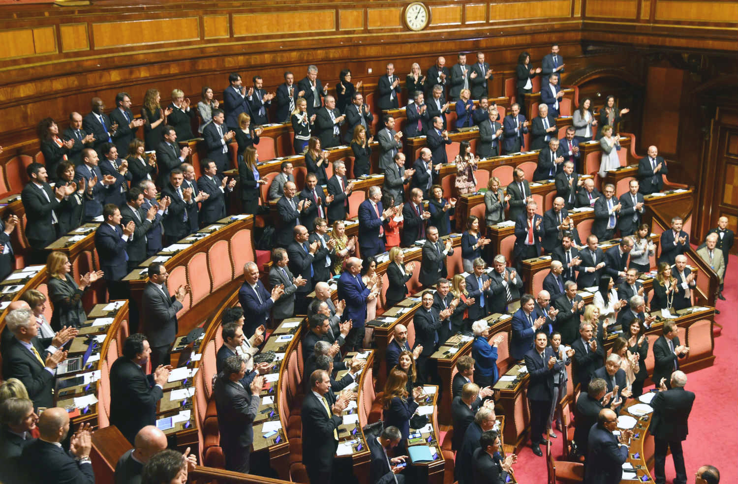 Законодательная власть принадлежит парламенту. Парламент Италии Сенат. Депутат парламента Италии. Двухпалатный парламент Италии. Парламент Италии 19 век.