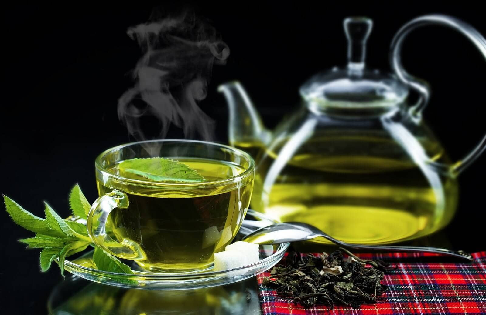 Зеленый чай мочегонный или нет. Греен Теа чай. Зеленый чай Green Tea. Чай зелёный «чай с манго». Чашка зеленого чая.