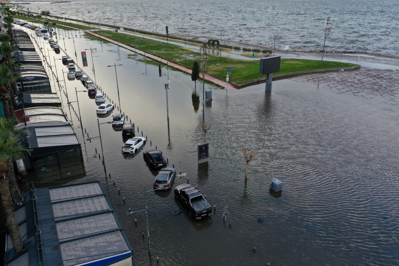 İzmir'e adeta tsunami vurdu