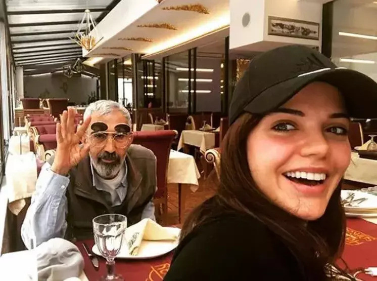 Annem ve babam çok özel insanlardır. Beni hayata tutunmam için en iyi şekilde hazırladıklarını attığım her adımda hissedebiliyorum” 