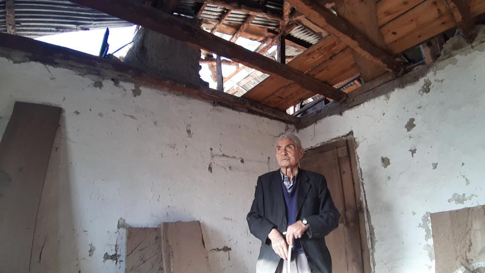 Evi fırtınaya teslim oldu, yine de göçüp gitmedi! Bakın şimdi nerede yaşıyor...