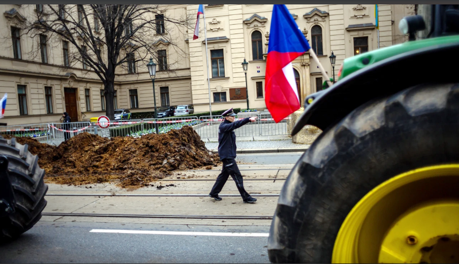 Çİftçiler eyleme devam ediyor: Ukrayna’dan tahıl ithalatını durdurun - Resim : 1