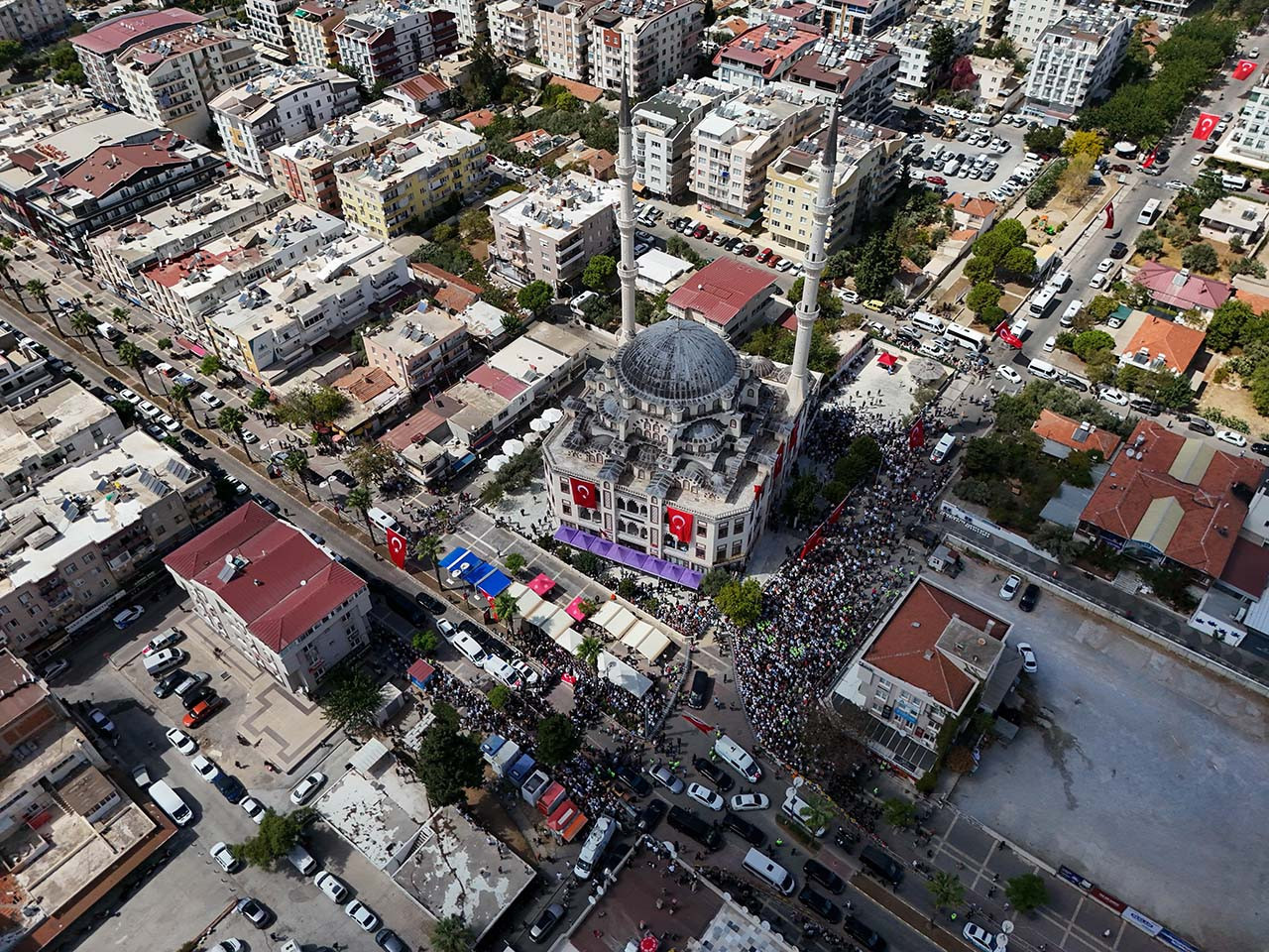 İsrail'in katlettiği Ayşenur Ezgi Eygi için Aydın Didim'de cenaze töreni - Resim : 5